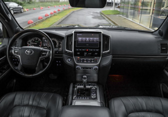 Подержанный автомобиль Toyota Land Cruiser Suv 2020 года (13 фото)