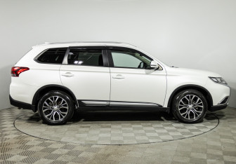 Подержанный автомобиль Mitsubishi Outlander 2018 года (4 фото)
