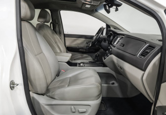 Подержанный автомобиль Kia Carnival 2018 года (27 фото)