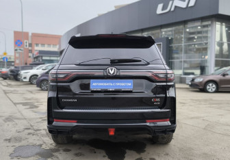 Подержанный автомобиль Changan CS95 2023 года (5 фото)