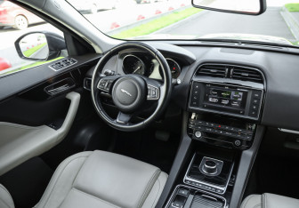 Подержанный автомобиль Jaguar F-Pace 2017 года (12 фото)