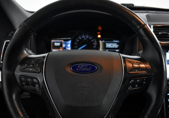 Подержанный автомобиль Ford Explorer 2018 года (19 фото)