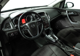 Подержанный автомобиль Opel Astra Hatchback 2014 года (11 фото)