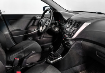 Подержанный автомобиль Hyundai Solaris Hatchback 2014 года (13 фото)