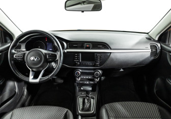 Подержанный автомобиль Kia Rio Sedan 2017 года (13 фото)