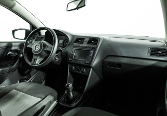Подержанный автомобиль Volkswagen Polo Sedan 2012 года (9 фото)
