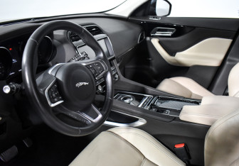 Подержанный автомобиль Jaguar F-Pace 2019 года (9 фото)