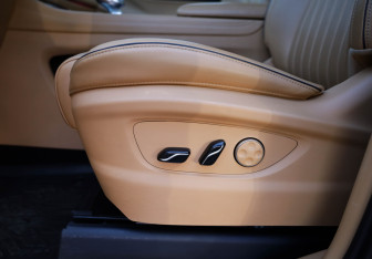 Подержанный автомобиль Voyah Dream 2023 года (28 фото)