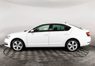 Подержанный автомобиль Skoda Octavia Liftback 2019 года (8 фото)