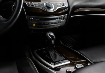 Подержанный автомобиль Infiniti QX60 2016 года (15 фото)