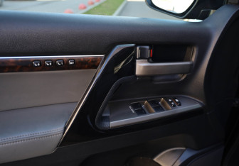 Подержанный автомобиль Toyota Land Cruiser Suv 2008 года (20 фото)