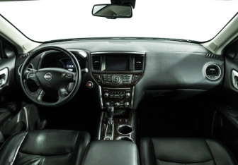 Подержанный автомобиль Nissan Pathfinder 2015 года (13 фото)