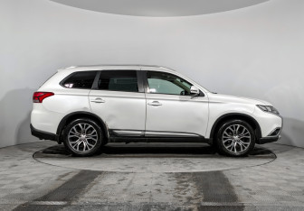 Подержанный автомобиль Mitsubishi Outlander 2017 года (4 фото)