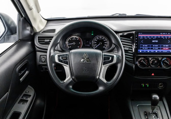 Подержанный автомобиль Mitsubishi L200 2022 года (12 фото)