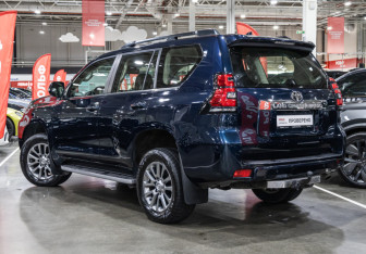 Подержанный автомобиль Toyota Land Cruiser Prado 2018 года (10 фото)