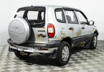 Подержанный автомобиль Chevrolet Niva 2006 года (5 фото)