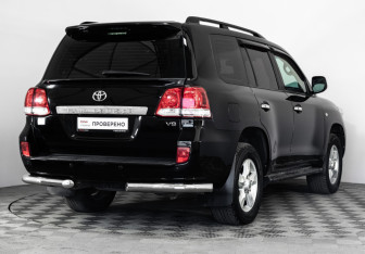 Подержанный автомобиль Toyota Land Cruiser Suv 2010 года (5 фото)