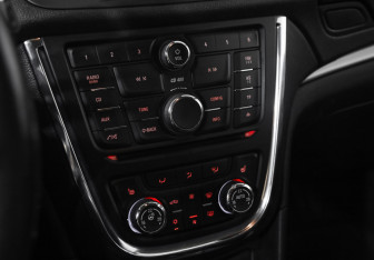 Подержанный автомобиль Opel Mokka 2013 года (14 фото)