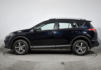 Подержанный автомобиль Toyota RAV4 2017 года (8 фото)