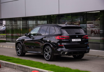 Подержанный автомобиль BMW X5 2021 года (8 фото)