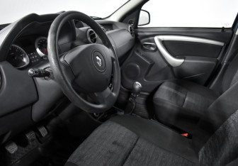 Подержанный автомобиль Renault Duster 2014 года (9 фото)
