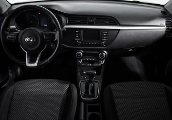 Подержанный автомобиль Kia Rio Hatchback 2018 года (13 фото)