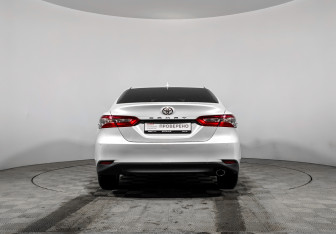 Подержанный автомобиль Toyota Camry Sedan 2019 года (6 фото)