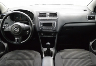 Подержанный автомобиль Volkswagen Polo Sedan 2015 года (13 фото)