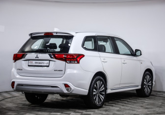 Подержанный автомобиль Mitsubishi Outlander 2022 года (5 фото)