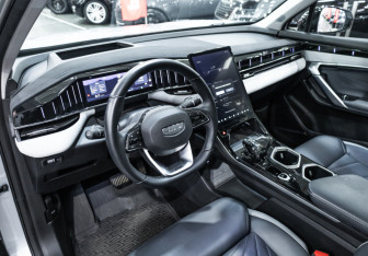 Подержанный автомобиль Geely Atlas 2024 года (12 фото)