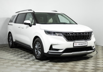 Подержанный автомобиль Kia Carnival 2021 года (3 фото)