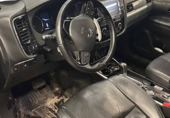 Подержанный автомобиль Mitsubishi Outlander 2019 года (3 фото)