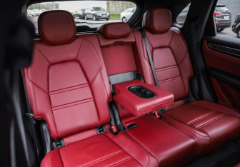 Подержанный автомобиль Porsche Cayenne 2018 года (33 фото)