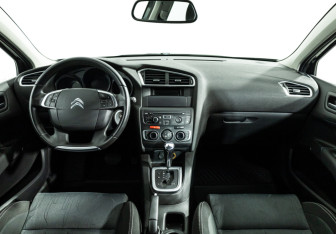 Подержанный автомобиль Citroen C4 Hatchback 2012 года (13 фото)