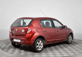 Подержанный автомобиль Renault Sandero 2010 года (5 фото)