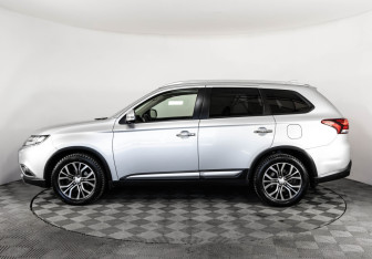 Подержанный автомобиль Mitsubishi Outlander 2018 года (8 фото)