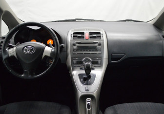 Подержанный автомобиль Toyota Auris Hatchback 2008 года (13 фото)