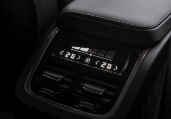 Подержанный автомобиль Volvo XC60 2019 года (35 фото)