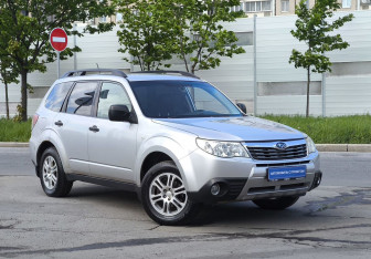 Подержанный автомобиль Subaru Forester Suv 2010 года (8 фото)