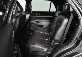 Подержанный автомобиль Ford Explorer 2018 года (11 фото)