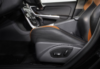 Подержанный автомобиль Volvo V60 Cross Country 2015 года (21 фото)
