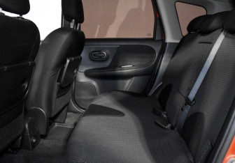 Подержанный автомобиль Nissan Note 2006 года (12 фото)