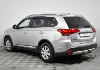 Подержанный автомобиль Mitsubishi Outlander 2017 года (7 фото)