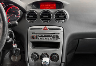 Подержанный автомобиль Peugeot 308 Hatchback 2010 года (16 фото)