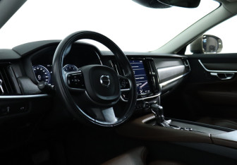 Подержанный автомобиль Volvo V90 Cross Country 2017 года (17 фото)
