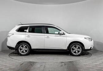Подержанный автомобиль Mitsubishi Outlander 2013 года (4 фото)