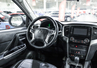 Подержанный автомобиль Mitsubishi L200 2021 года (21 фото)