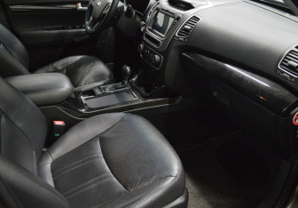 Подержанный автомобиль Kia Sorento 2015 года (12 фото)