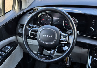 Подержанный автомобиль Kia Carnival 2021 года (9 фото)