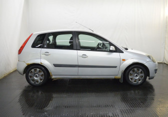 Подержанный автомобиль Ford Fiesta Hatchback 2006 года (4 фото)